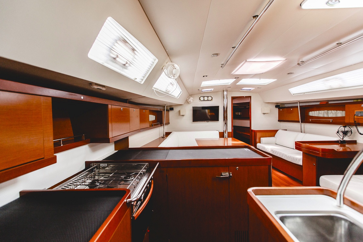 Аренда парусной яхты BENETEAU OCEANIS 50 в Сочи - камбуз